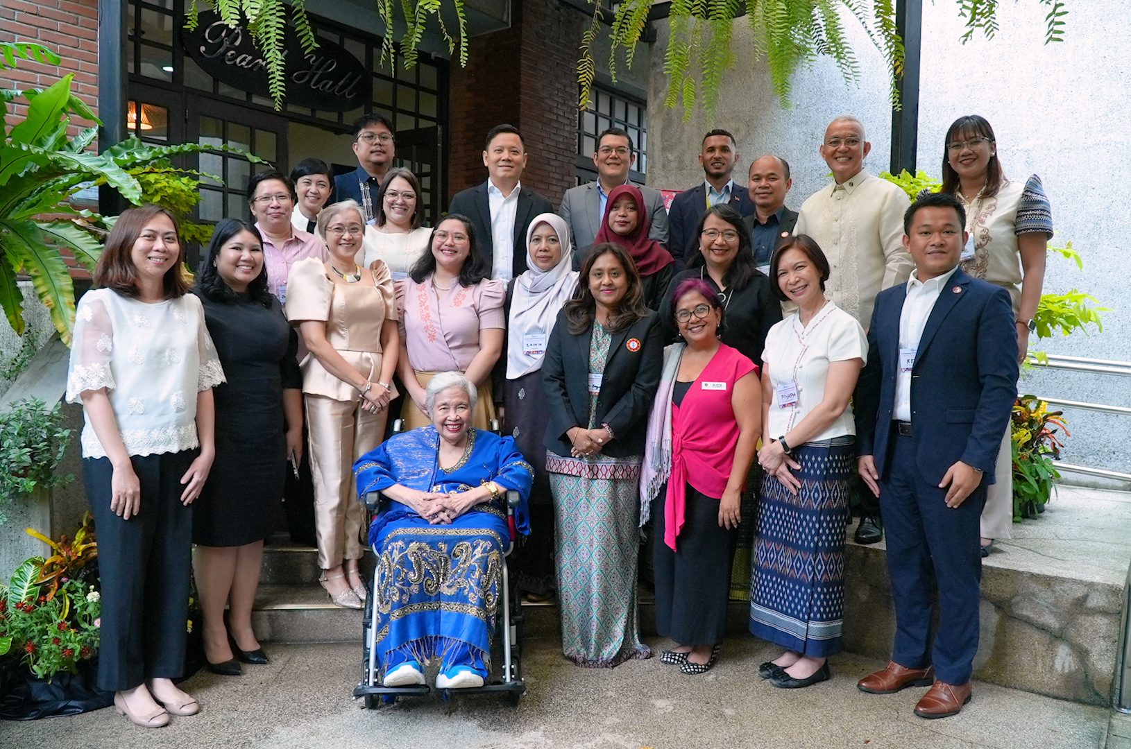 Southeast Asian country representatives and content experts take a photo with SEAMEO INNOTECH Center Director, Prof. Leonor Magtolis Briones and the rest of the INNOTECH team.