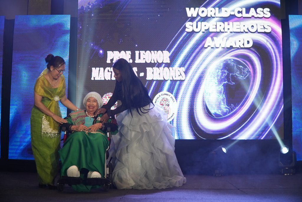 SEAMEO INNOTECH Center Director Prof. Leonor Magtolis Briones receives the World Class Superheroes Award during the Gala Night of the LOANI World Summit 2023. 