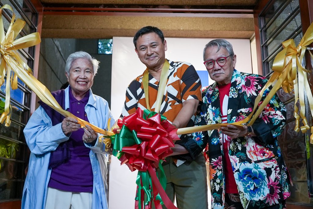 Senator Juan Edgardo “Sonny” Angara with SEAMEO INNOTECH Director Prof. Leonor Magtolis Briones and Prof. Ruben Defeo at the ribbon cutting of the White Room Gallery's ribbon cutting.