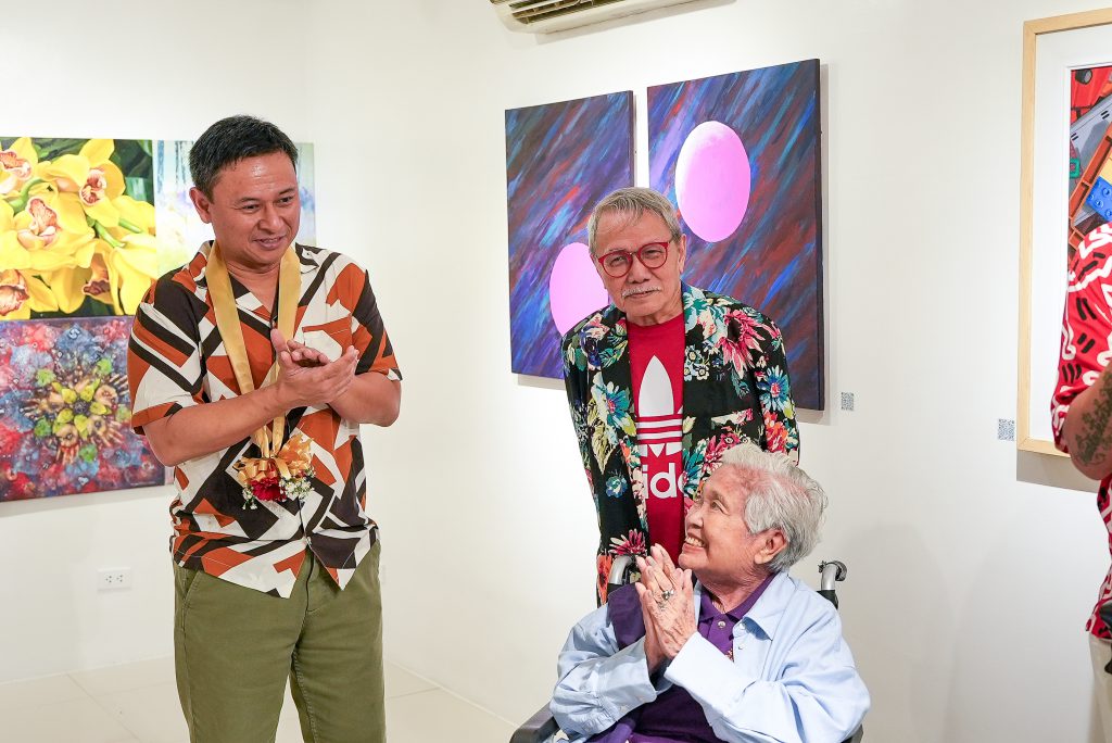 Senator Juan Edgardo “Sonny” Angara with Professor Rubén DF Defeo of the University of the Philippines College of Fine Arts and SEAMEO INNOTECH Center Director Dr. Leonor Magtolis Briones during the Year-Ender Exhibition at the White Room Gallery.