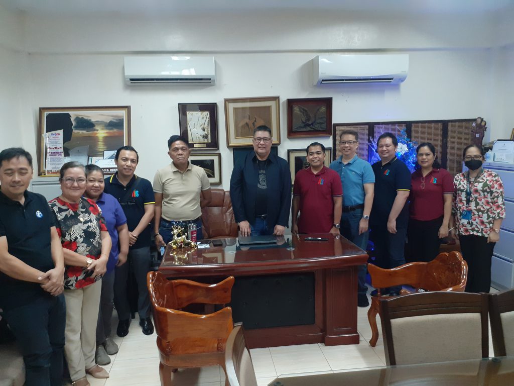 SEAMEO INNOTECH's project team, members of DepEd BAE, along with participants from the ALS M&E monitoring session held in Leyte pose for a photo during the event. 