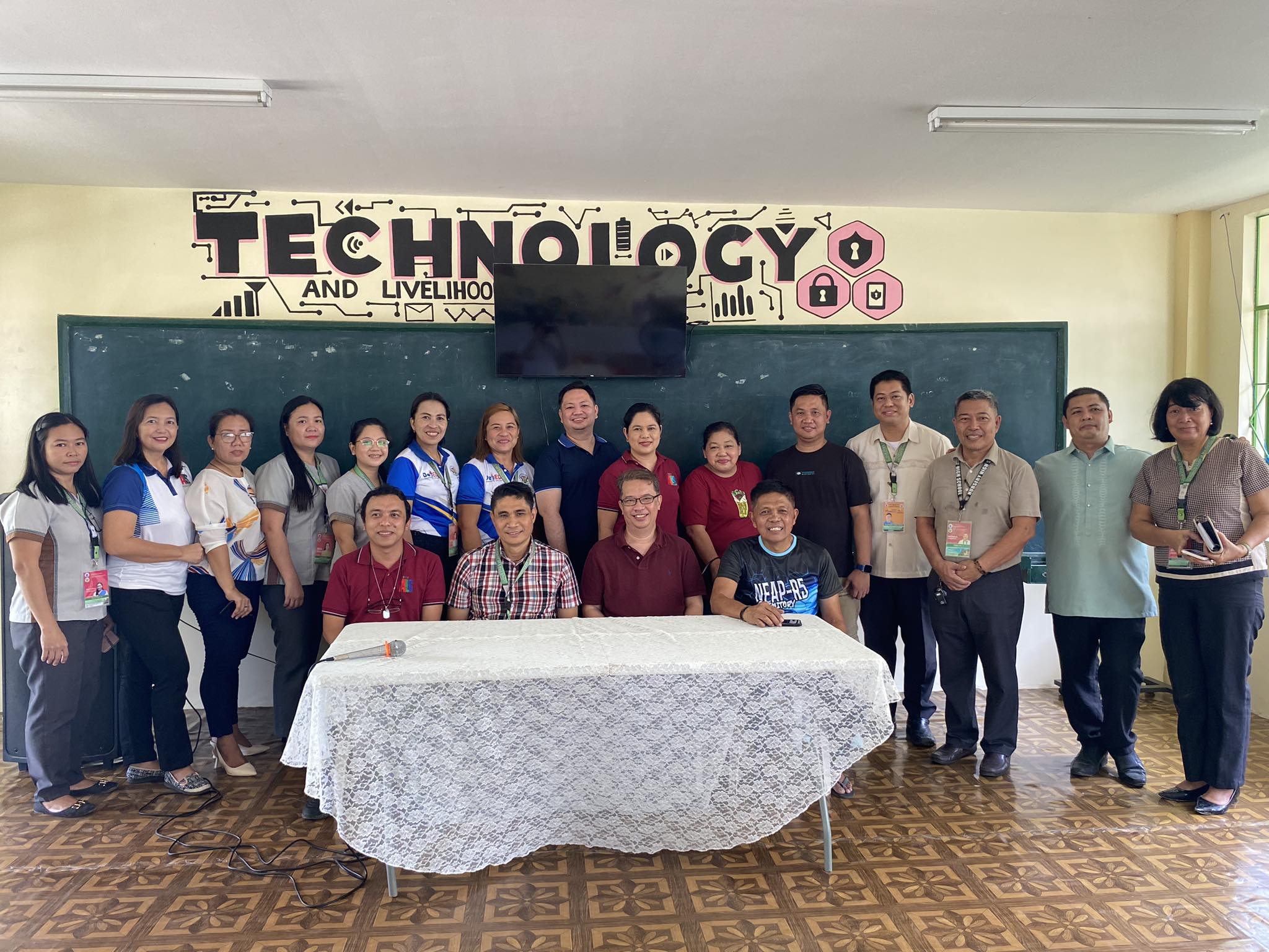 SEAMEO INNOTECH's project team joins members of DepEd BAE and participants from the ALS M&E System monitoring session held in Masbate, Philippines.