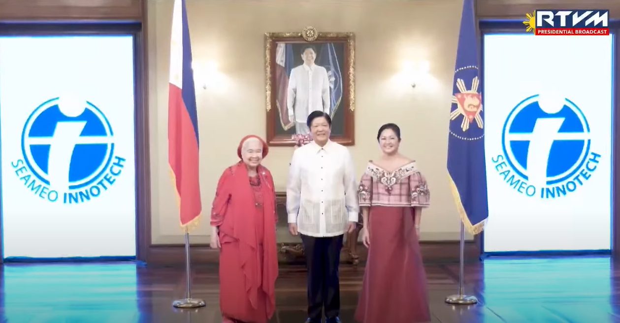 INNOTECH Center Director Prof. Leonor Magtolis Briones greets the president of the Philippines and the First Lady during the Vin D'Honneur held at the Malacanang Palace.